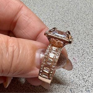 NEW Elegant Rose Gold Women's Ring